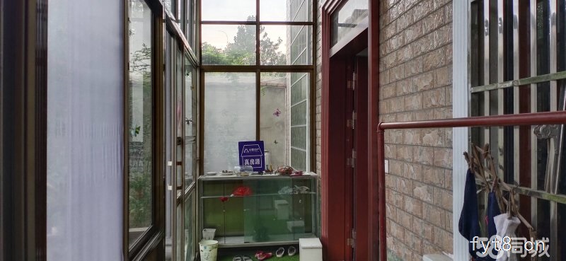 房屋朝南,精装修,采光极好,院内空气清新,院内可以种菜。